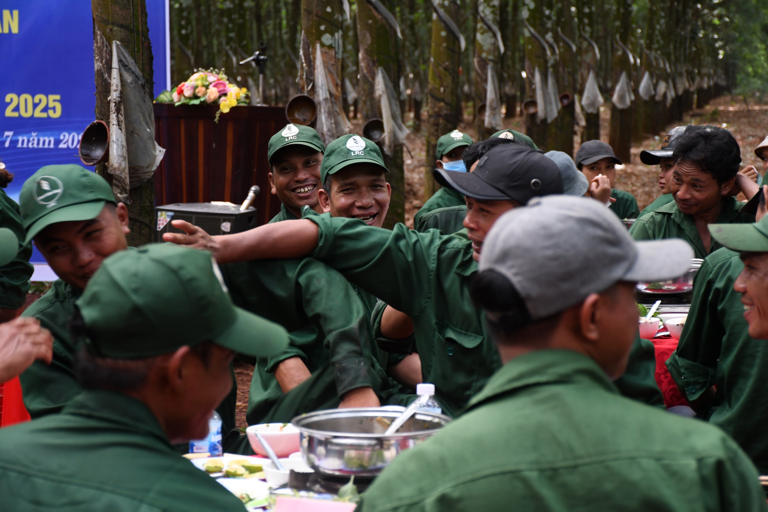 Ấm áp "Bữa cơm Công đoàn" giữa rừng Cao su Lộc Ninh - Ảnh 11.