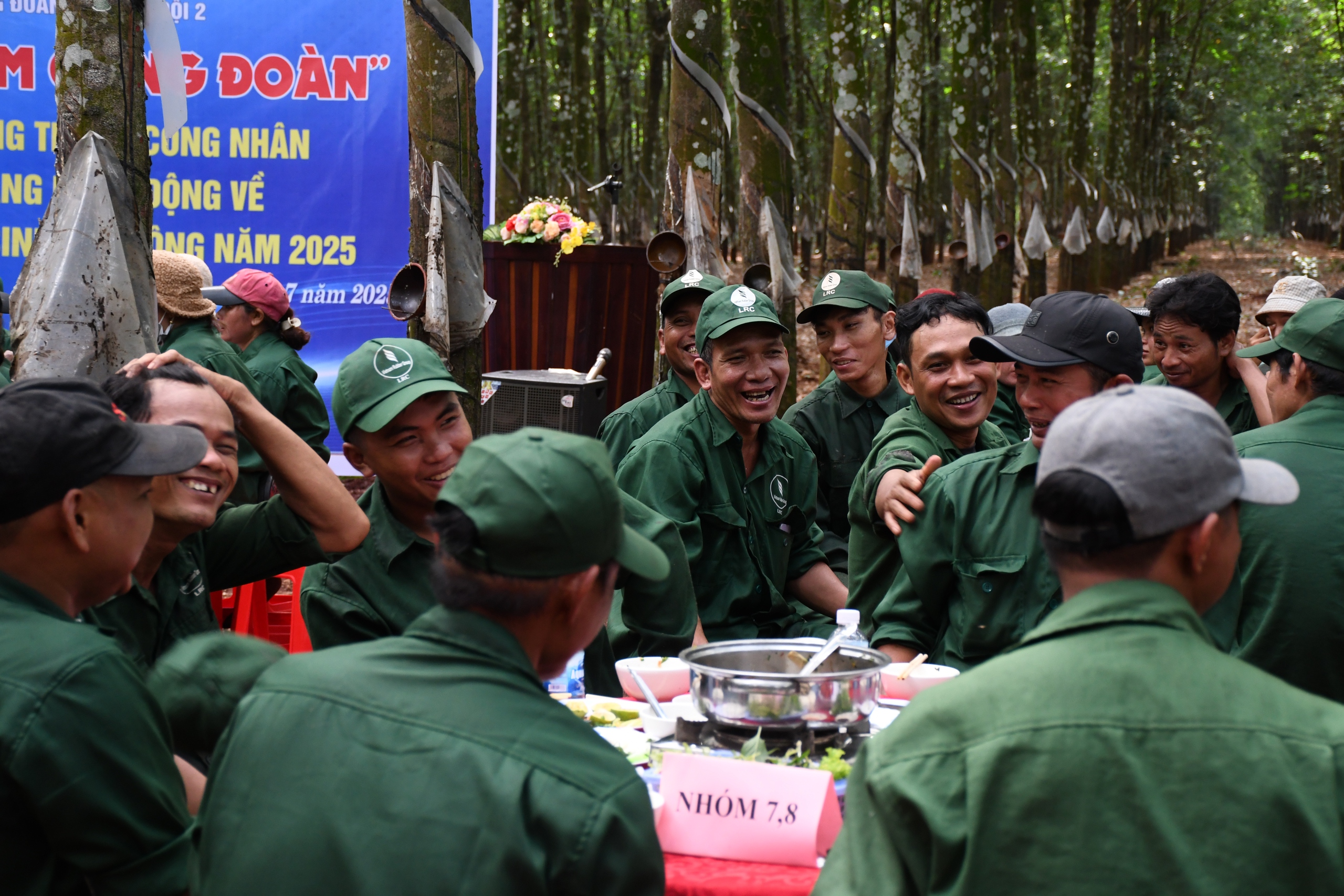 Ấm áp "Bữa cơm Công đoàn" giữa rừng Cao su Lộc Ninh - Ảnh 12.