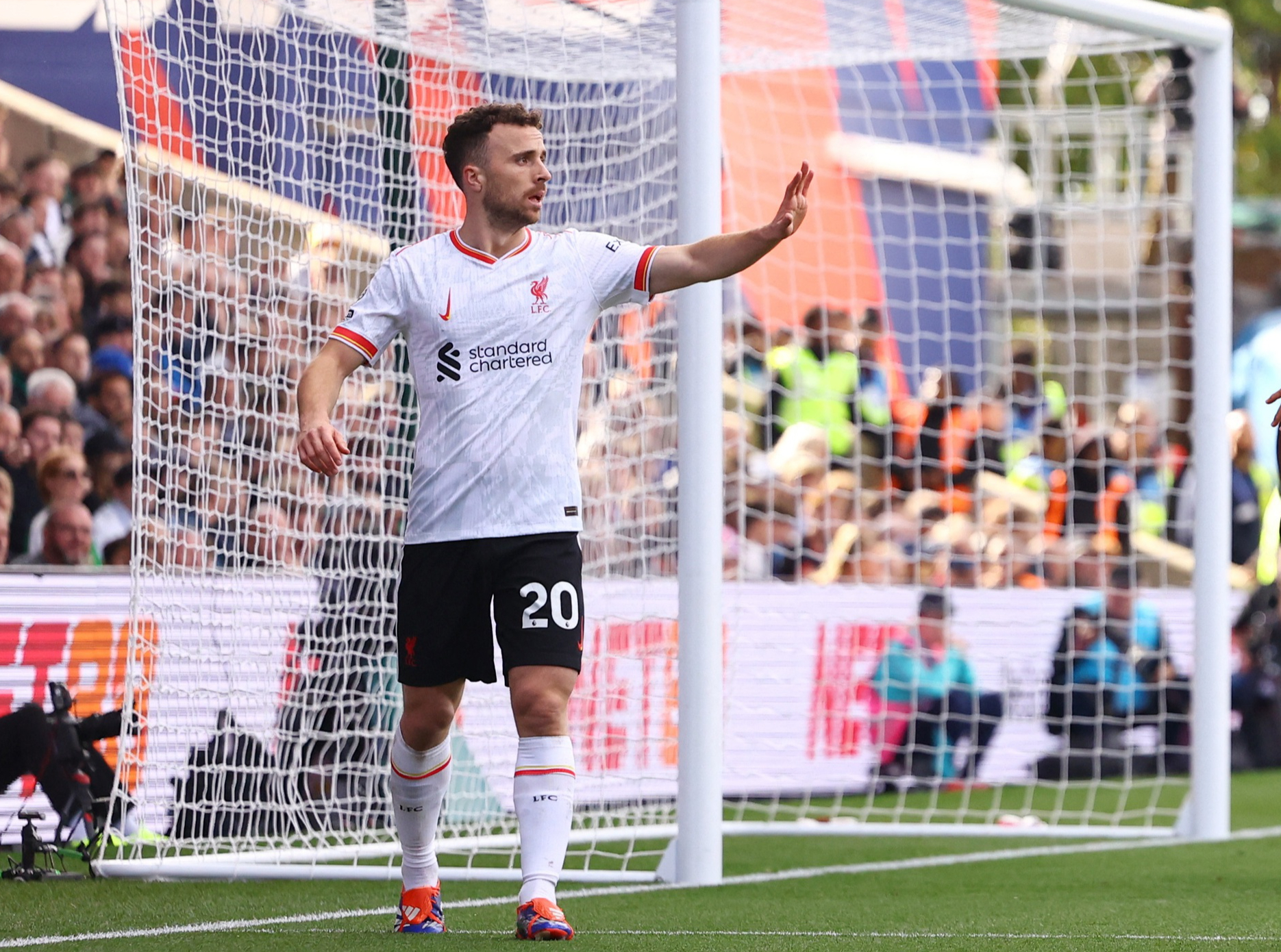 Liverpool treo vĩnh viễn &aacute;o đấu số 20 để tưởng nhớ Diogo Jota - Ảnh 4.