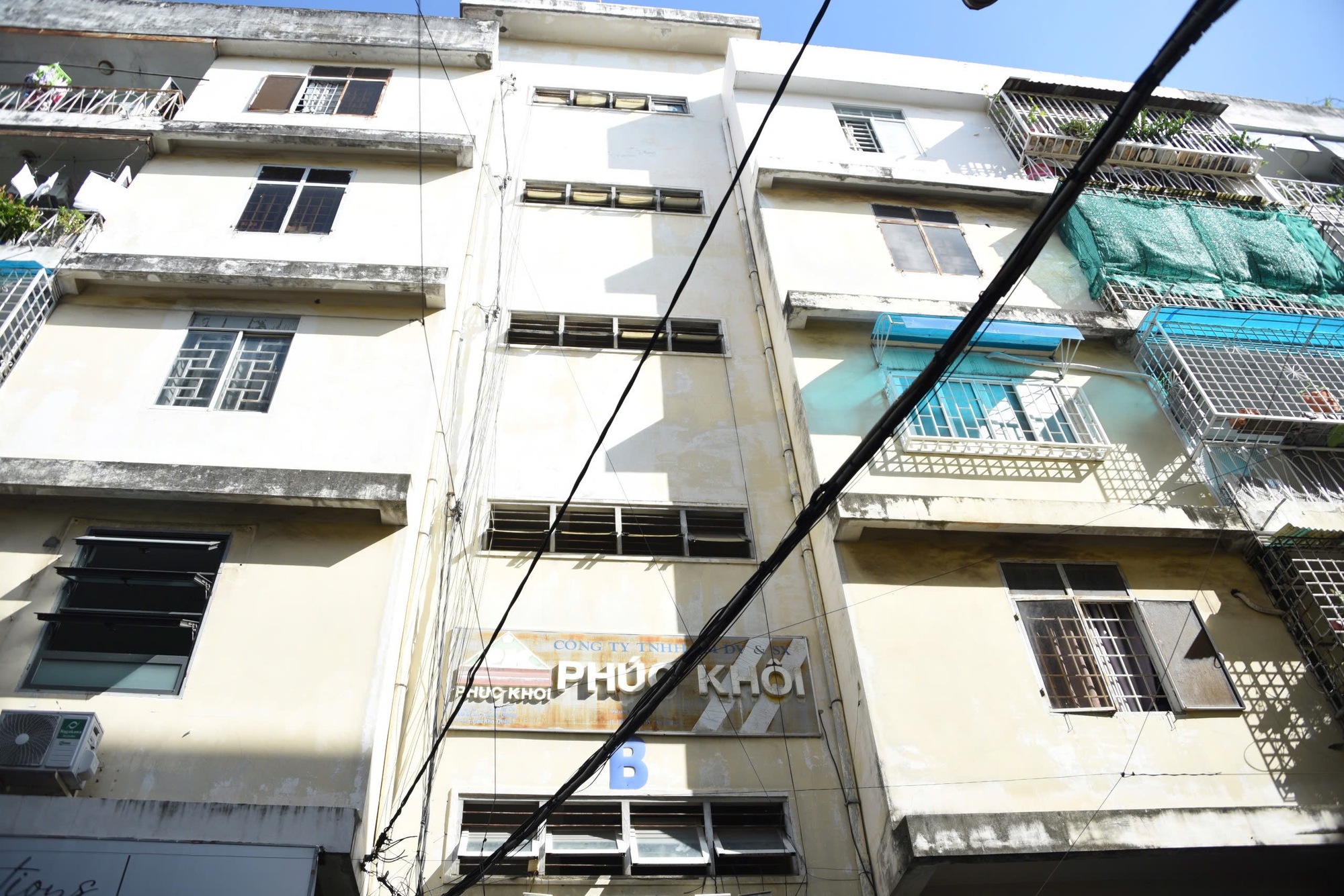 Người d&acirc;n TP HCM th&aacute;o dỡ chuồng cọp sau vụ ch&aacute;y 8 người tử vong - Ảnh 2.