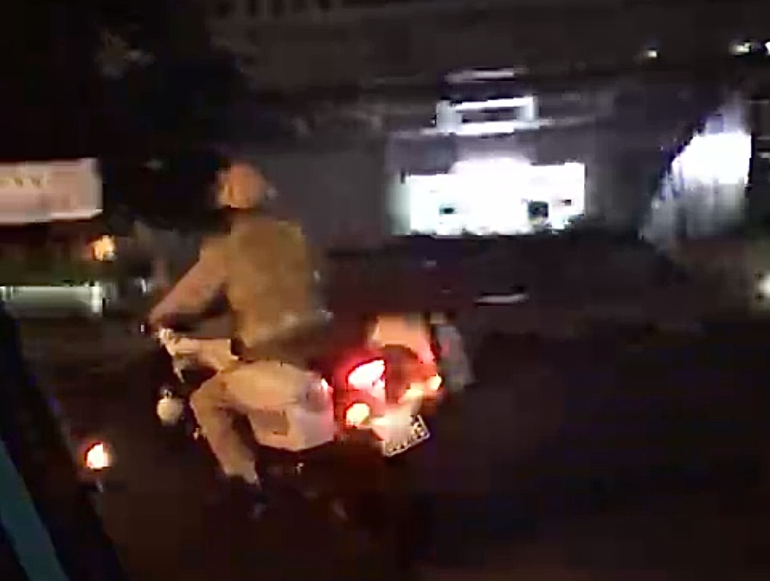CSGT mở đường, đưa b&eacute; trai co giật, t&iacute;m t&aacute;i tr&ecirc;n cao tốc đến bệnh viện ở TP HCM- Ảnh 1.