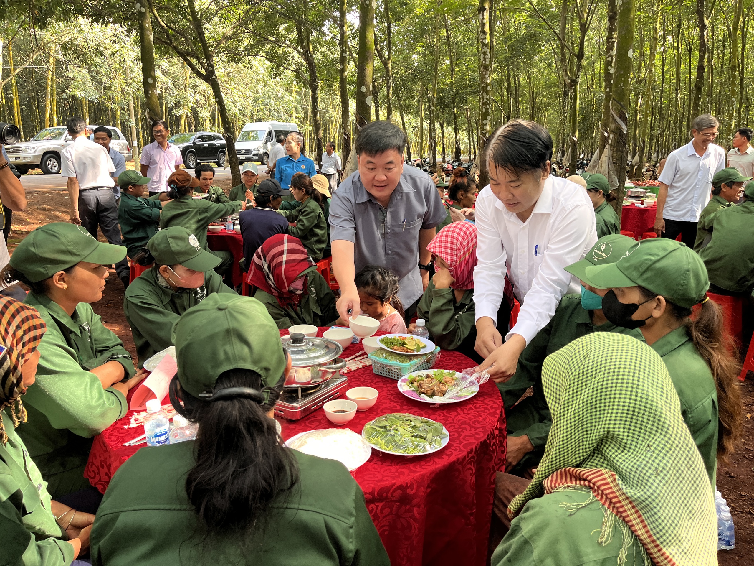 Ấm áp "Bữa cơm Công đoàn" giữa rừng Cao su Lộc Ninh - Ảnh 2.