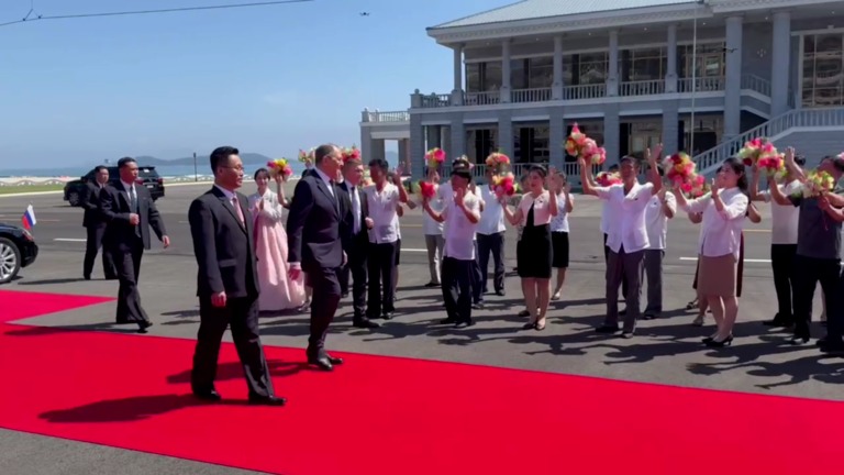 Bộ trưởng Ngoại giao Nga tới Triều Ti&ecirc;n, Ukraine tr&uacute;ng hỏa lực mạnh- Ảnh 1.