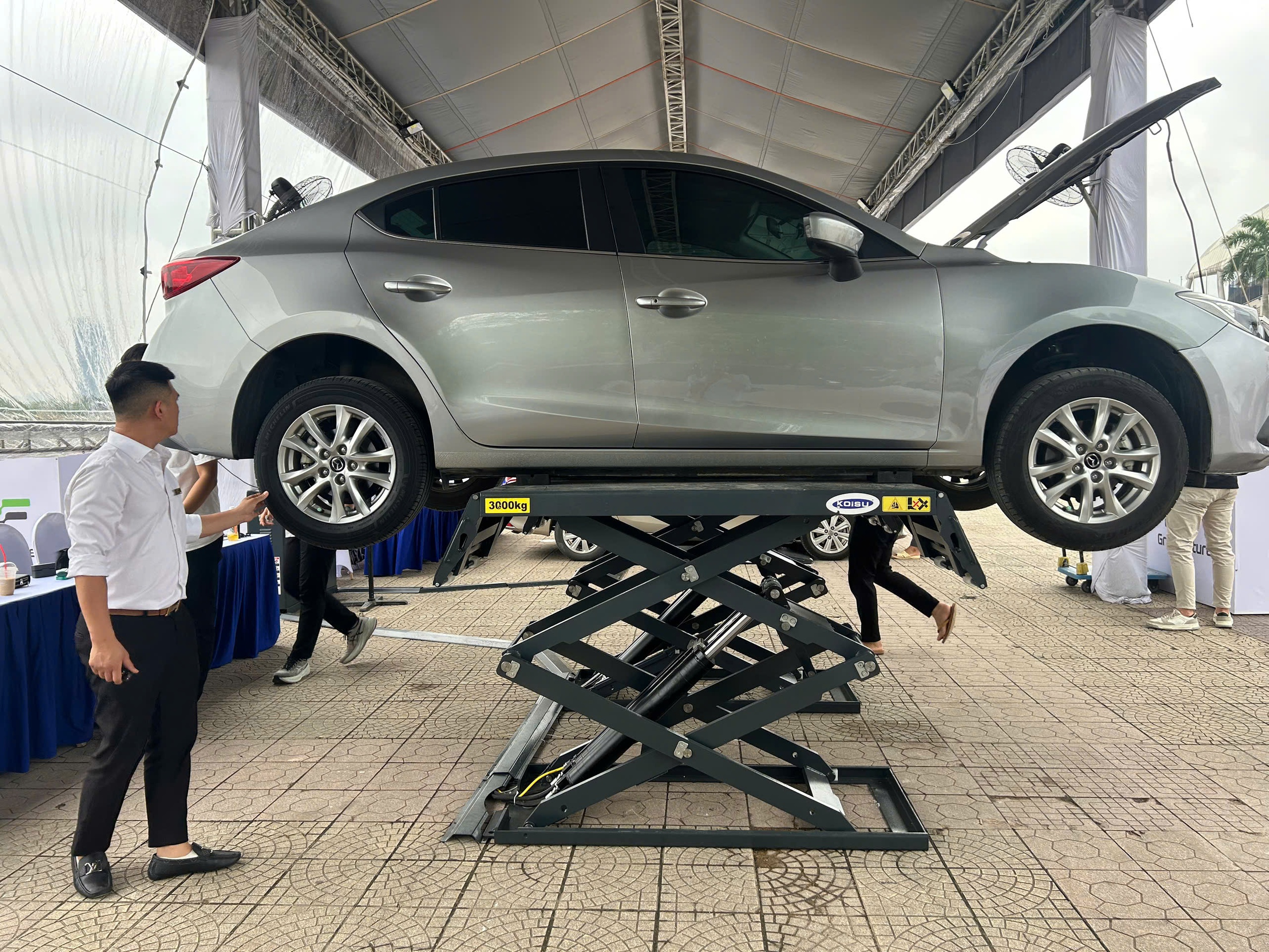 Người d&acirc;n H&agrave; Nội tiết lộ l&yacute; do &ldquo;đổi xe xăng sang xe điện&rdquo; - Ảnh 1.