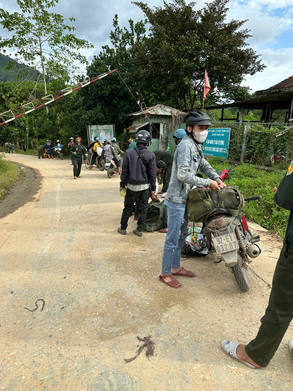 Cả ng&agrave;n người ở Đ&agrave; Nẵng v&agrave;o rừng nhặt thứ hạt rơi từ tr&ecirc;n trời xuống, thu tiền triệu- Ảnh 14.