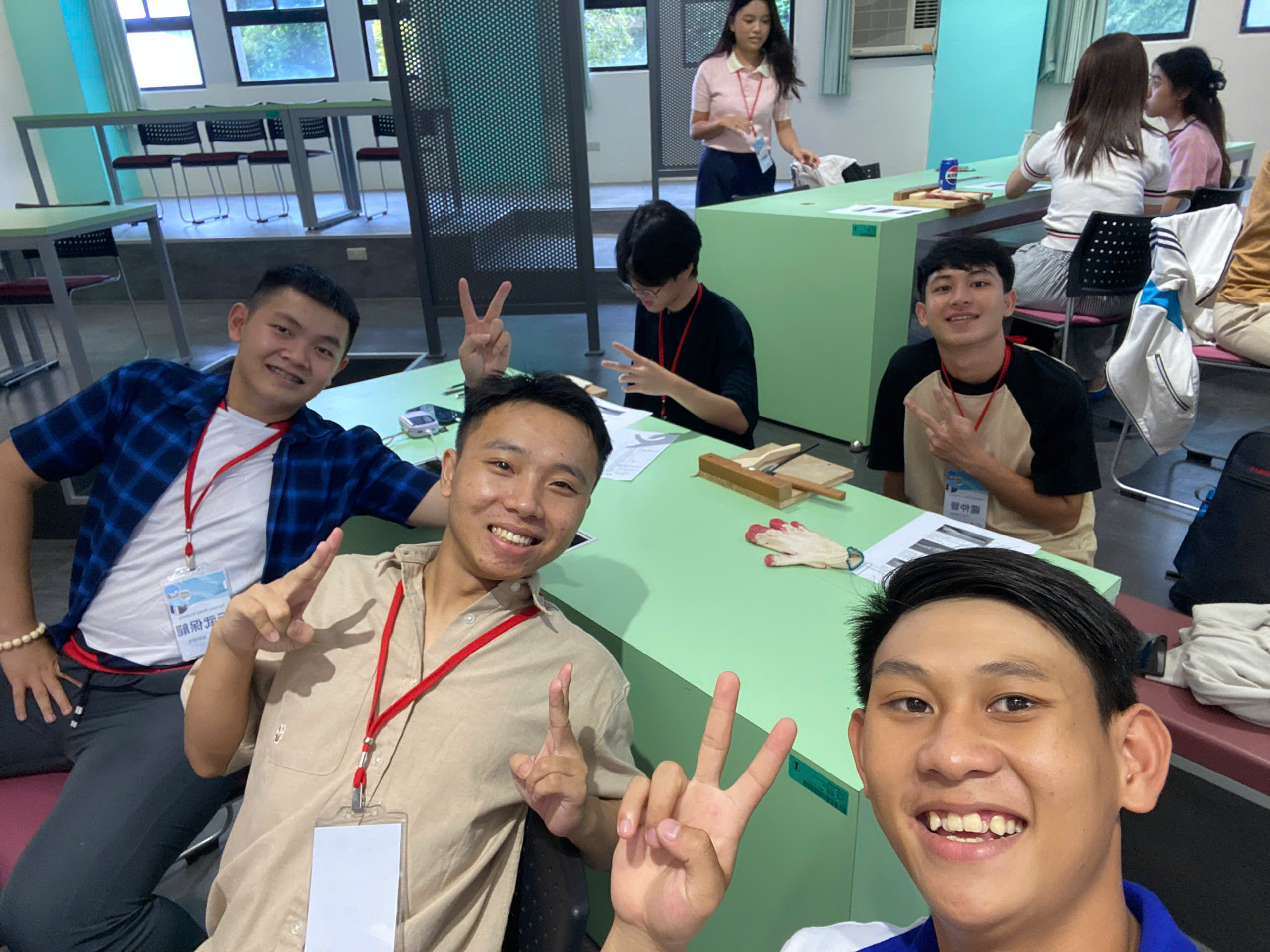 Sinh viên Việt Nam xuất ngọai trình bày nghiên cứu khoa học bằng 3 ngôn ngữ - Ảnh 4.