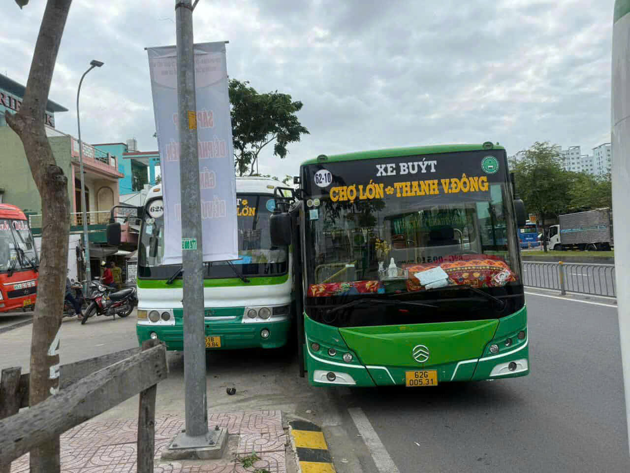 Xe bu&yacute;t rượt đuổi tr&ecirc;n Quốc lộ 1 g&acirc;y ch&uacute; &yacute; cộng đồng mạng - Ảnh 1.