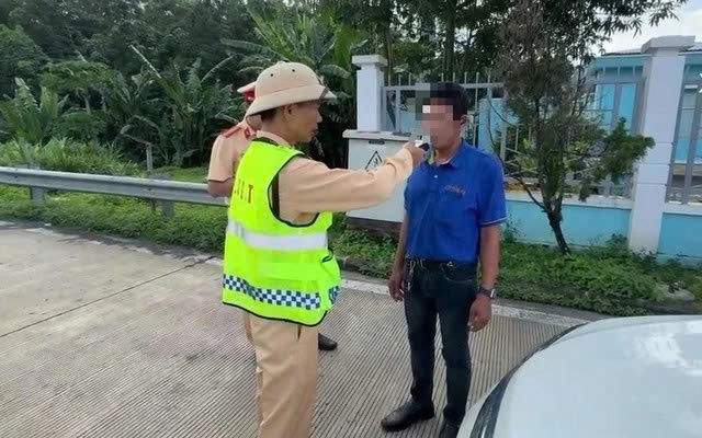 Tài xế chở 45 khách vi phạm nồng độ cồn kịch trần trên đường cao tốc