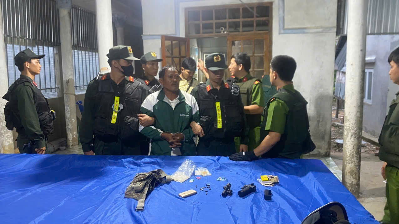 D&ugrave;ng s&uacute;ng tự chế bắn trung t&aacute; c&ocirc;ng an khi được can ngăn h&agrave;nh hung vợ con- Ảnh 1.