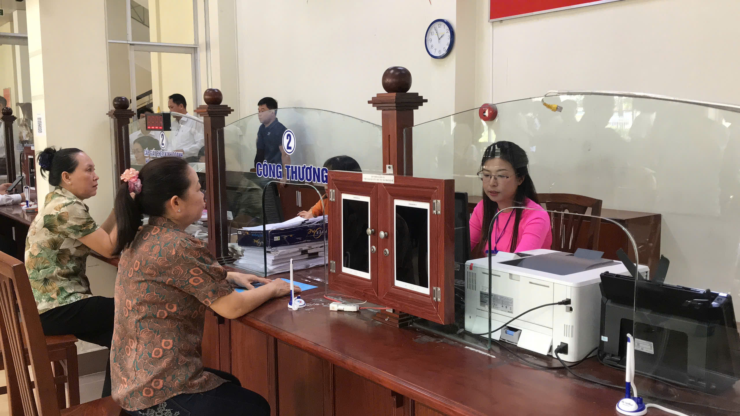 Vận h&agrave;nh th&ocirc;ng suốt ch&iacute;nh quyền địa phương 2 cấp - Ảnh 2.