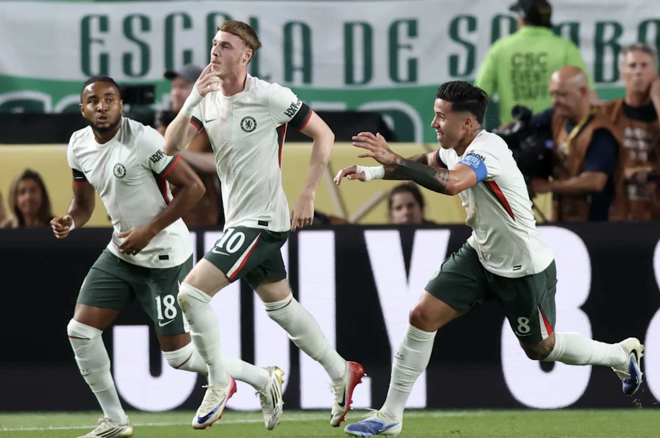 Cổ động vi&ecirc;n Paris tr&agrave;n ngập New York, Chelsea mơ lật đổ PSG ở chung kết - Ảnh 7.