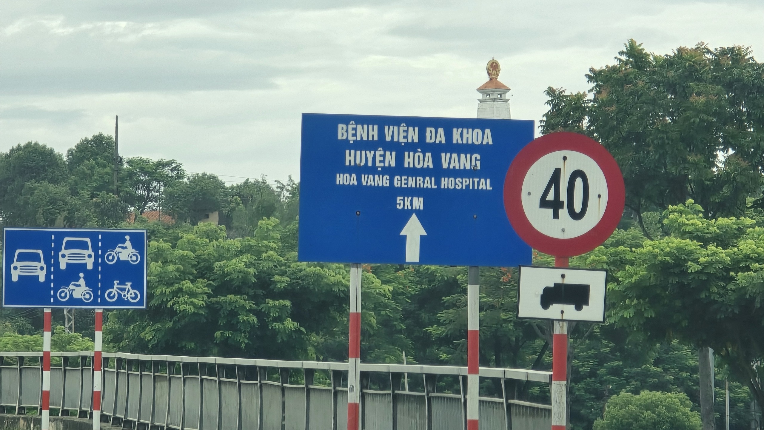 Khẩn trương điều chỉnh h&agrave;ng loạt biển chỉ dẫn giao th&ocirc;ng ở Đ&agrave; Nẵng - Ảnh 1.