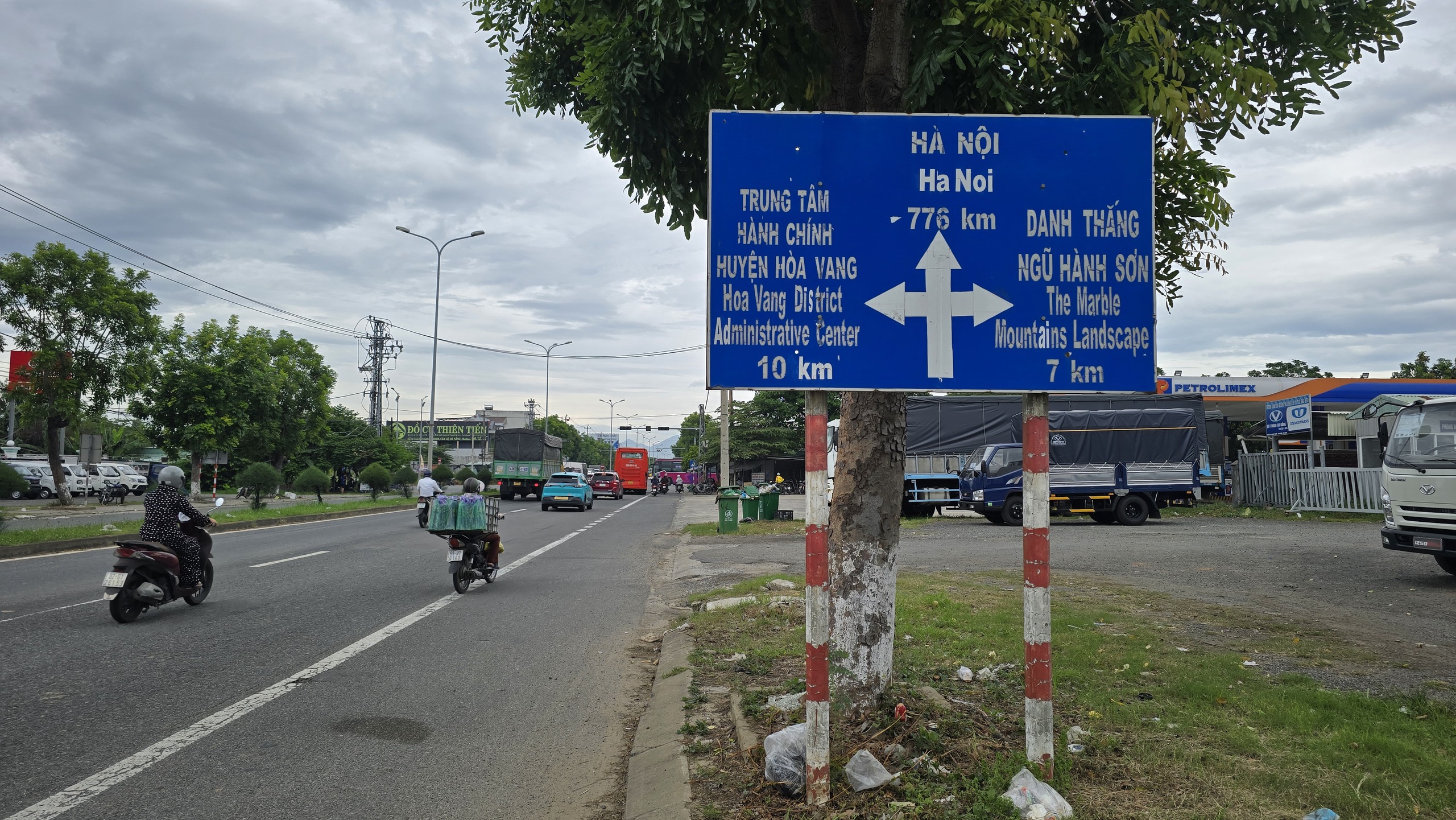 Khẩn trương điều chỉnh h&agrave;ng loạt biển chỉ dẫn giao th&ocirc;ng ở Đ&agrave; Nẵng - Ảnh 2.