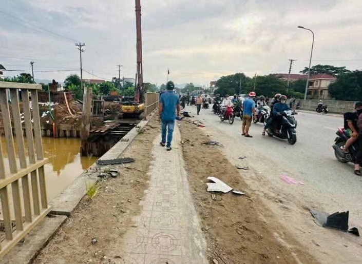 Vụ &ocirc; t&ocirc; t&ocirc;ng 2 xe m&aacute;y rồi lao xuống s&ocirc;ng: X&aacute;c định 2 nạn nh&acirc;n tử vong- Ảnh 3.
