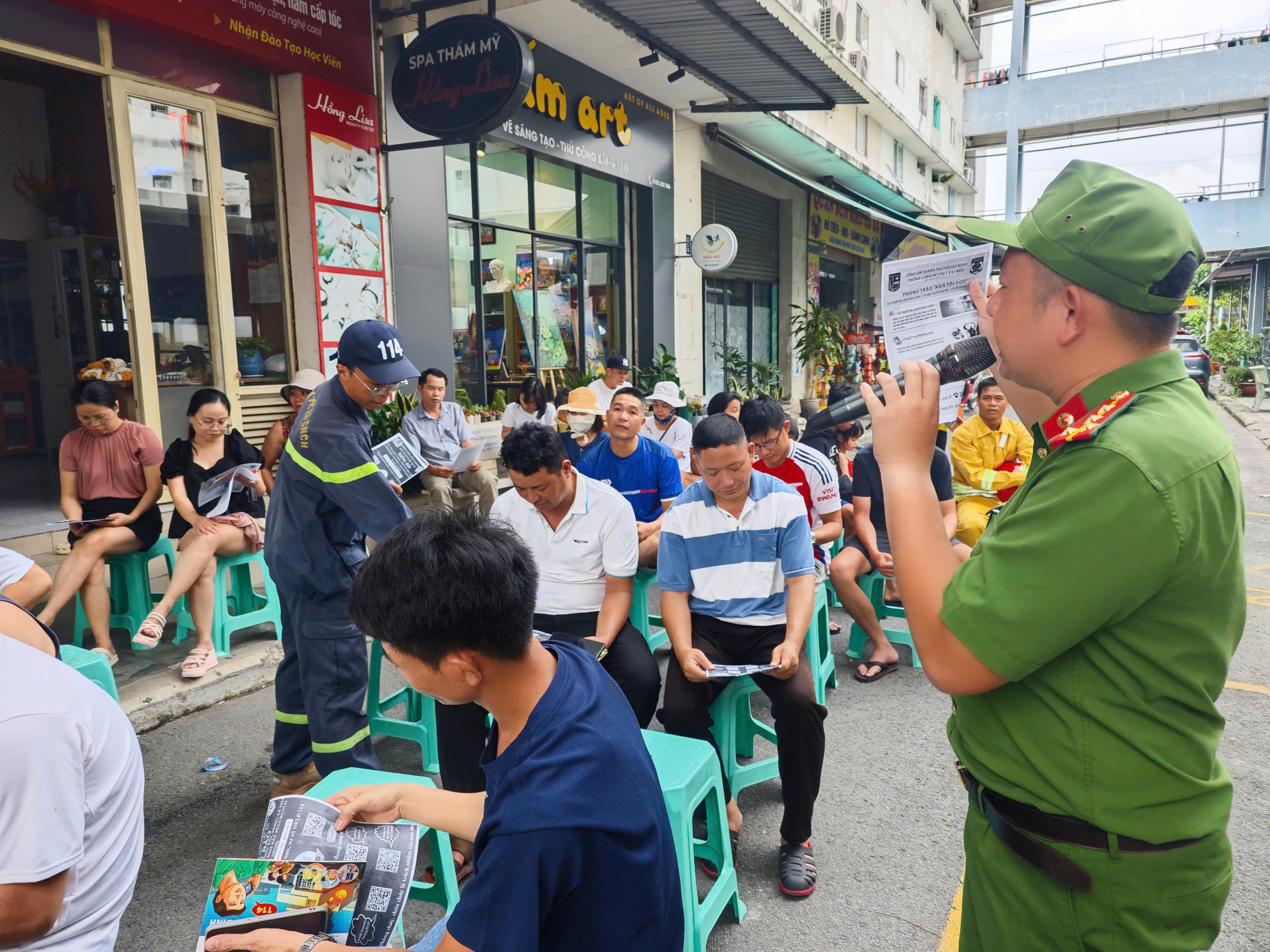 Người d&acirc;n sống ở chung cư TP HCM được hướng dẫn qu&eacute;t m&atilde; QR ph&ograve;ng chống ch&aacute;y nổ- Ảnh 2.
