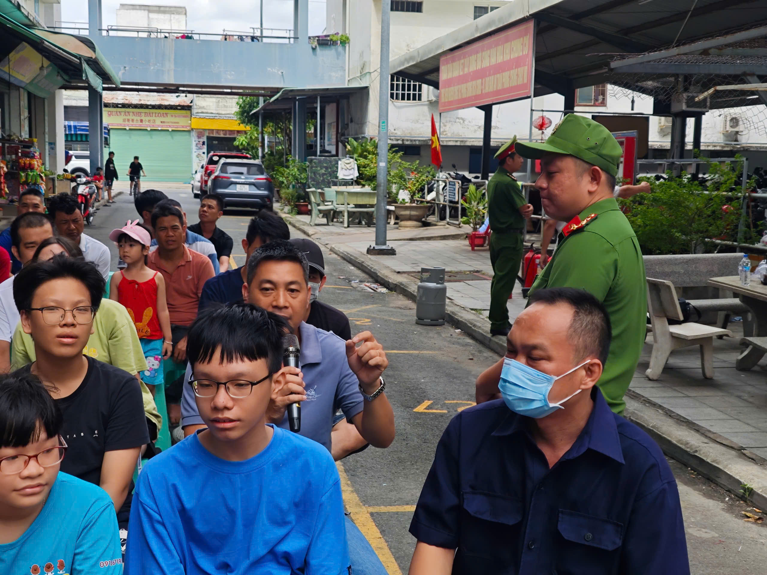 Người d&acirc;n sống ở chung cư TP HCM được hướng dẫn qu&eacute;t m&atilde; QR ph&ograve;ng chống ch&aacute;y nổ- Ảnh 3.
