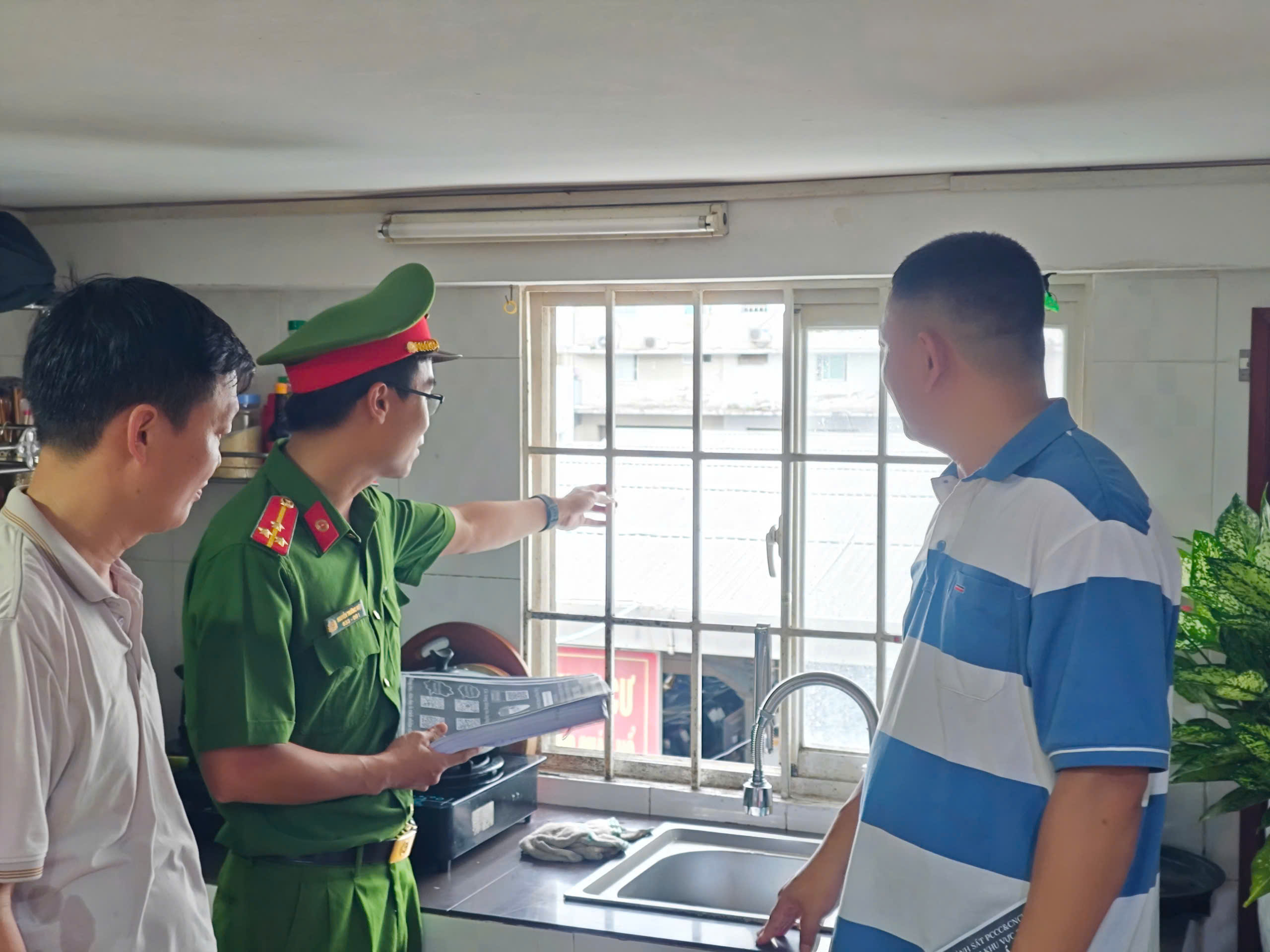 Người d&acirc;n sống ở chung cư TP HCM được hướng dẫn qu&eacute;t m&atilde; QR ph&ograve;ng chống ch&aacute;y nổ- Ảnh 4.