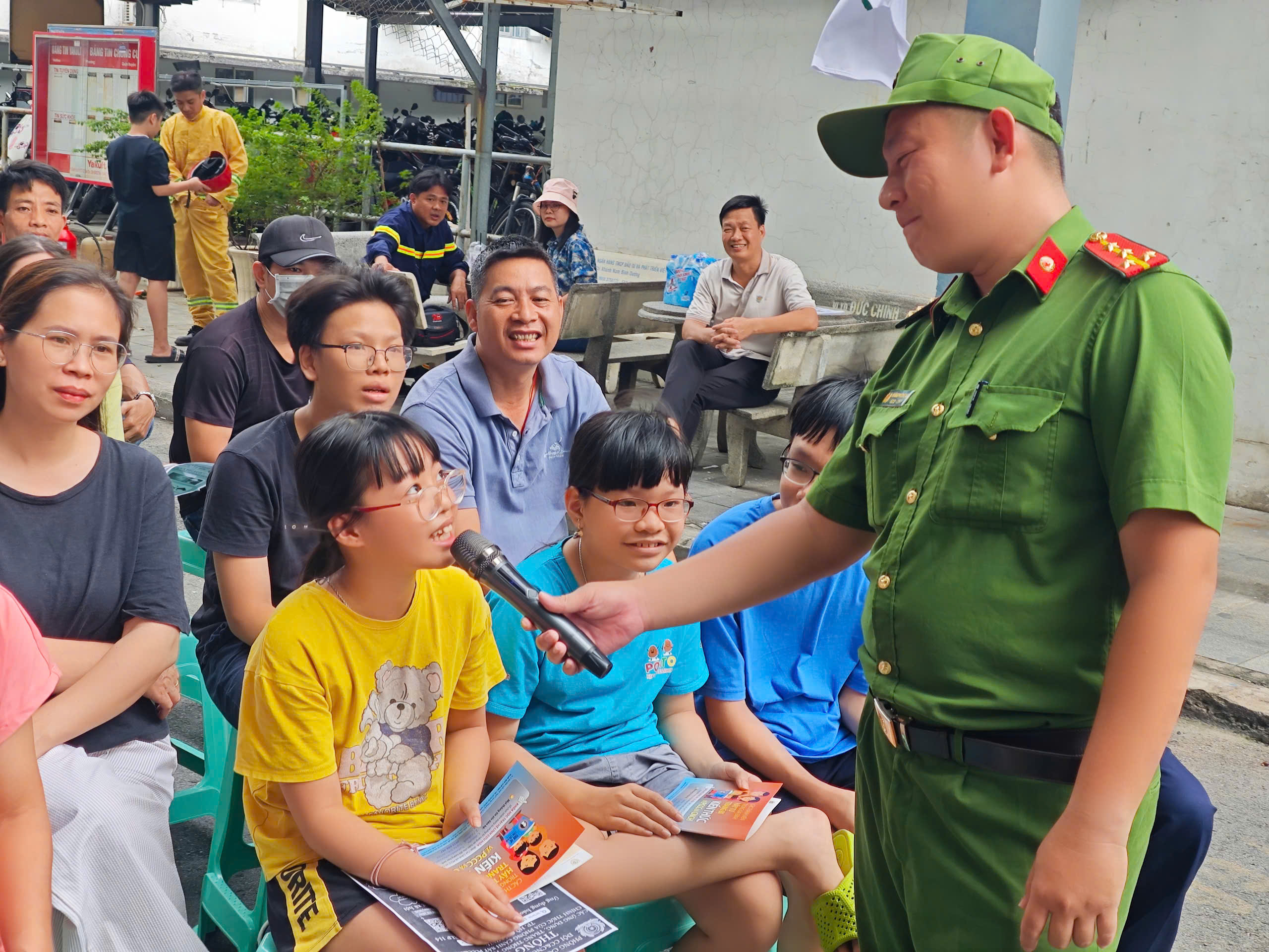 Người d&acirc;n sống ở chung cư TP HCM được hướng dẫn qu&eacute;t m&atilde; QR ph&ograve;ng chống ch&aacute;y nổ- Ảnh 6.