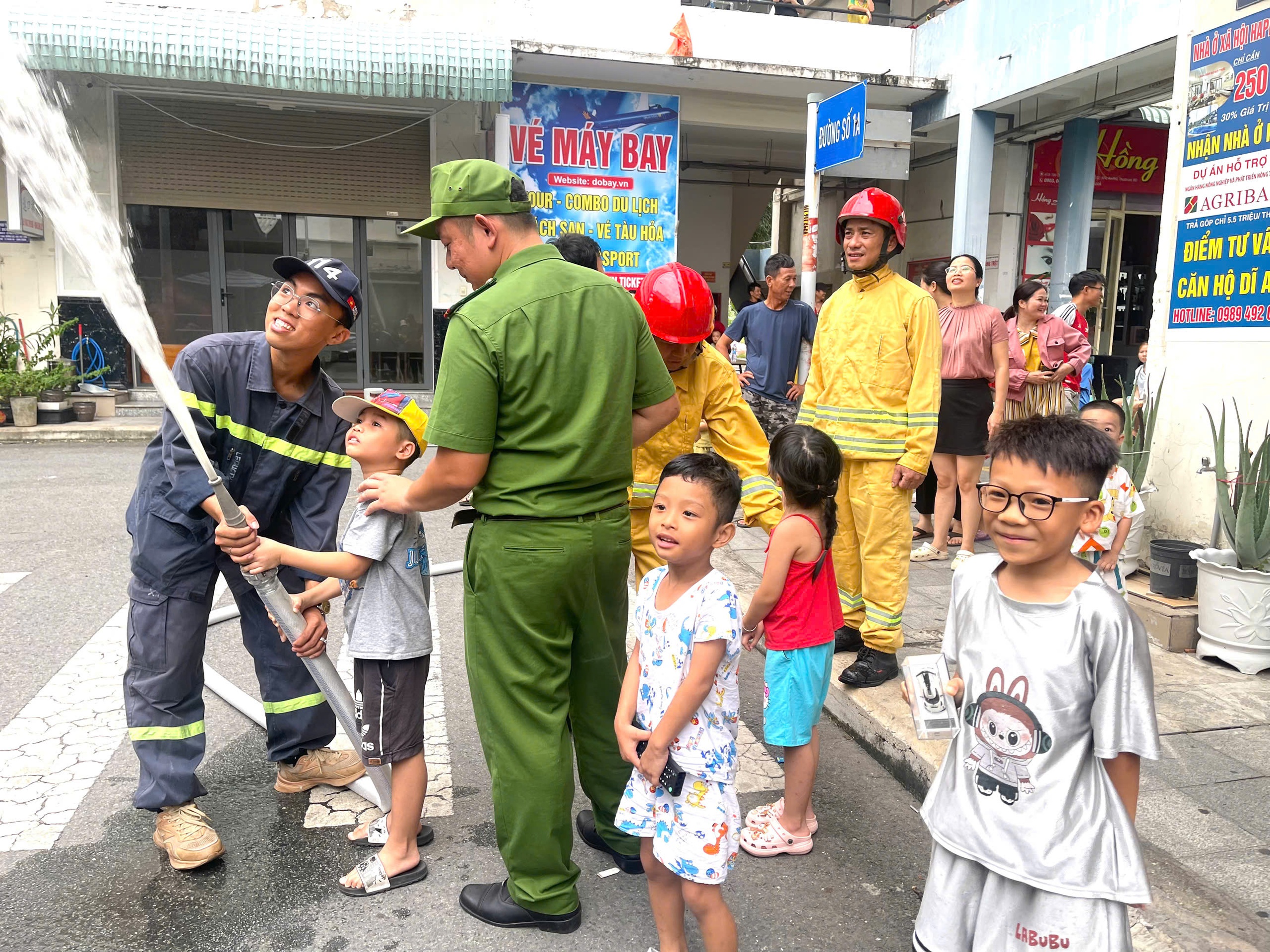 Người d&acirc;n sống ở chung cư TP HCM được hướng dẫn qu&eacute;t m&atilde; QR ph&ograve;ng chống ch&aacute;y nổ- Ảnh 7.