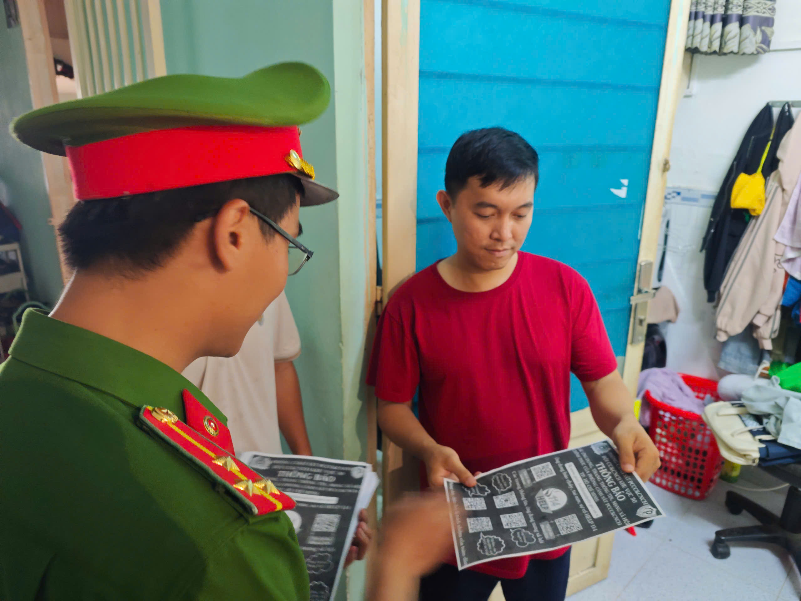 Người d&acirc;n sống ở chung cư TP HCM được hướng dẫn qu&eacute;t m&atilde; QR ph&ograve;ng chống ch&aacute;y nổ- Ảnh 8.