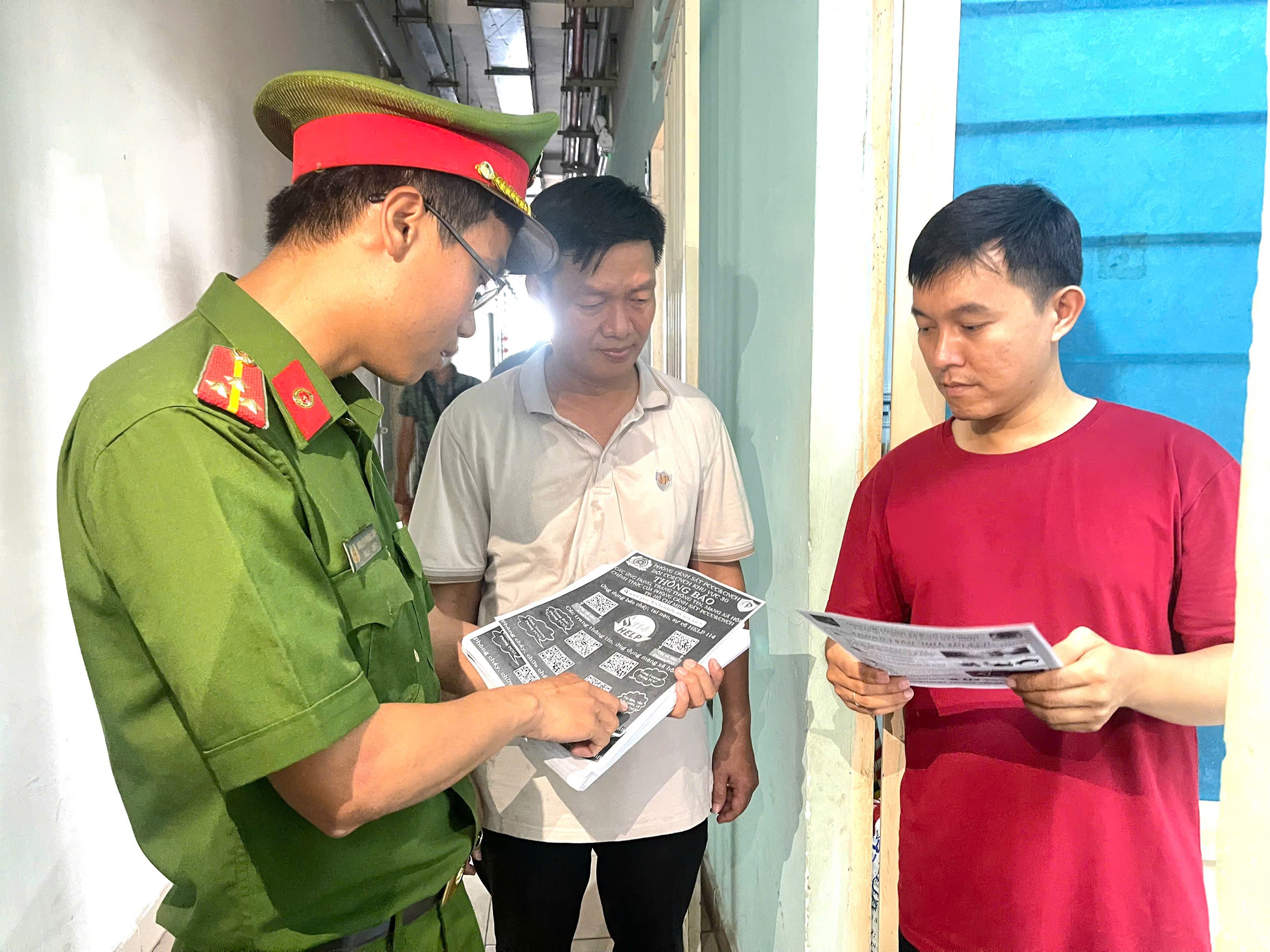 Người d&acirc;n sống ở chung cư TP HCM được hướng dẫn qu&eacute;t m&atilde; QR ph&ograve;ng chống ch&aacute;y nổ- Ảnh 9.