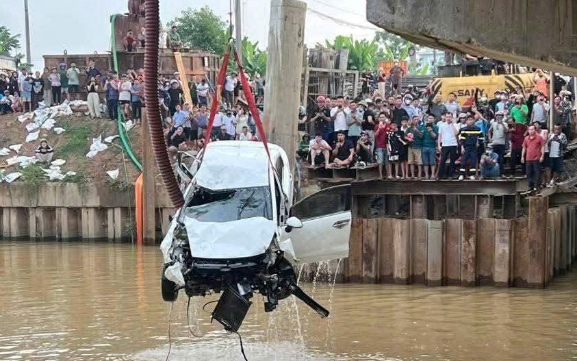 Vụ ô tô tông 2 xe máy rồi lao xuống sông: Xác định 2 nạn nhân tử vong