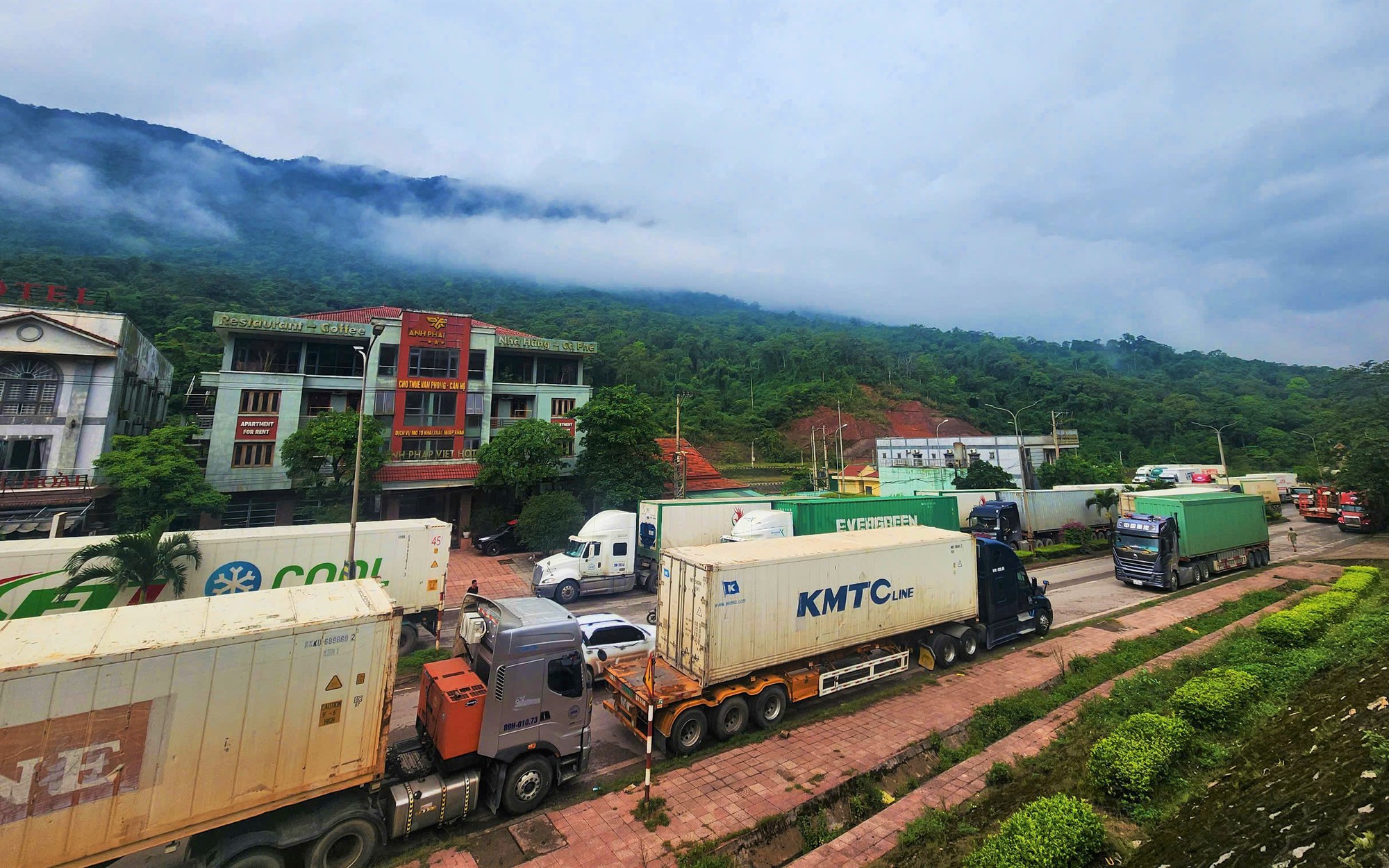 Đường biên ở Lào lầy lội, hàng hóa "chôn chân": Quảng Trị đề xuất gì với Chính phủ?