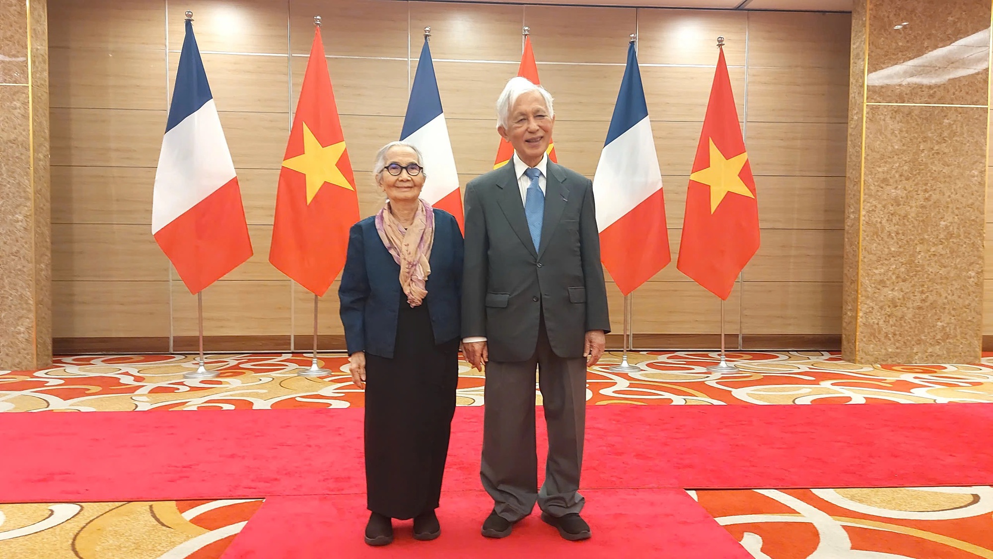 Vợ chồng GS Trần Thanh V&acirc;n được thăng hạng Hu&acirc;n chương Bắc đẩu Bội tinh cao q&uacute;y - Ảnh 1.