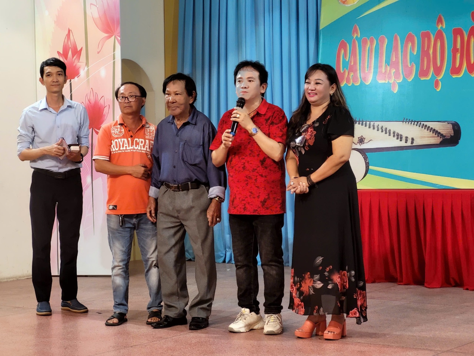 Hùng Minh, Thanh Nguyệt, Phương Bình xúc động khi nghệ sĩ trẻ tri ân - Ảnh 1.