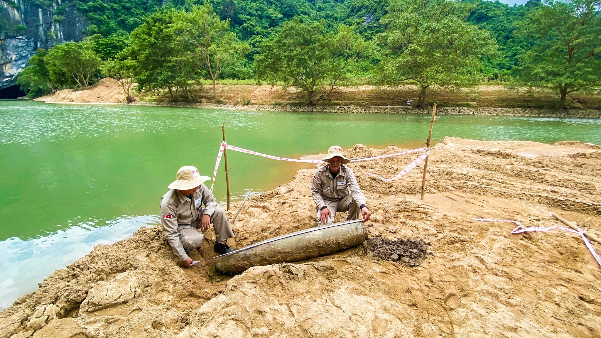 Nạo vét sông Son phát hiện bom MK82 gần động Phong Nha - Ảnh 1.