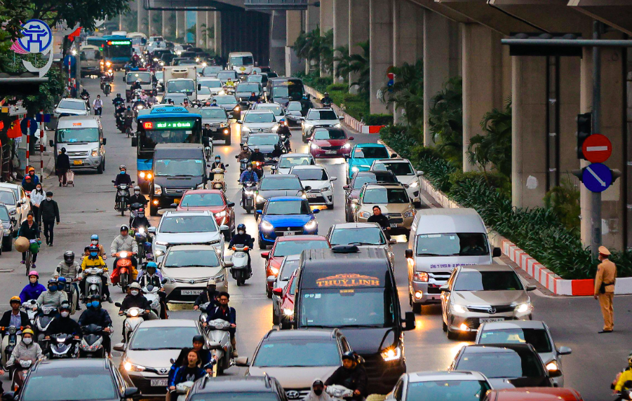 Lấy ý kiến bạn đọc về lộ trình Hà Nội cấm xe máy xăng trong vành đai 1 - Ảnh 1.