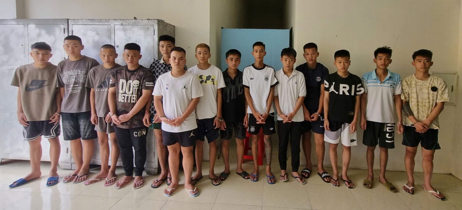 Gần 20 thanh ni&ecirc;n tụ tập ph&oacute;ng xe m&aacute;y đuổi ch&eacute;m người đi đường - Ảnh 1.