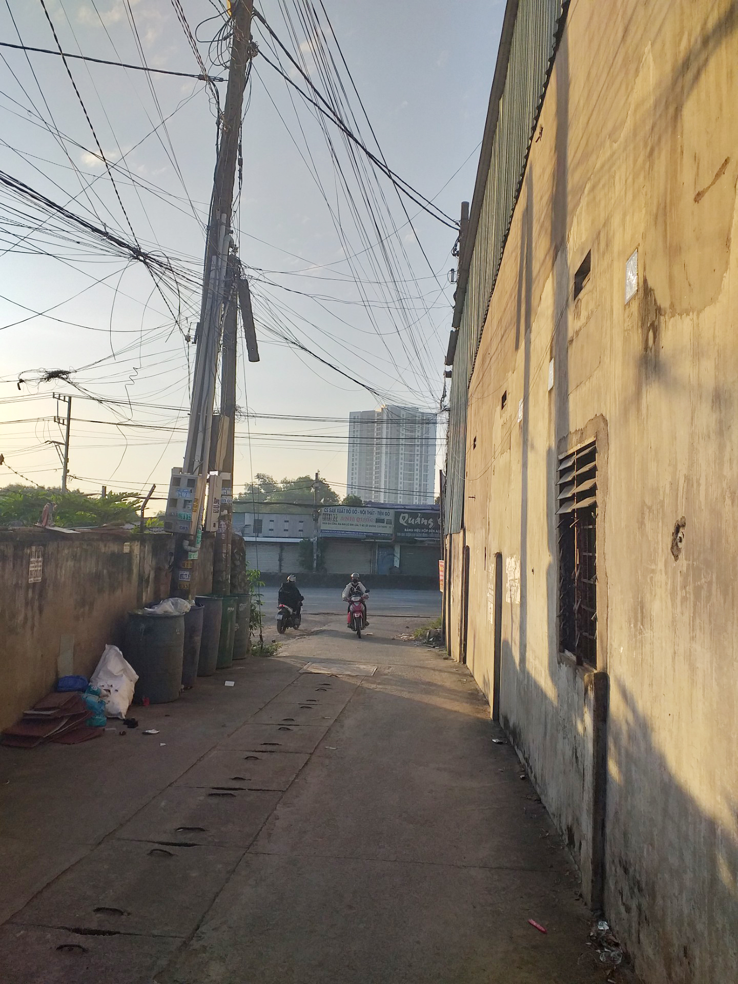 "Bẫy" ở trên đầu - Ảnh 1.