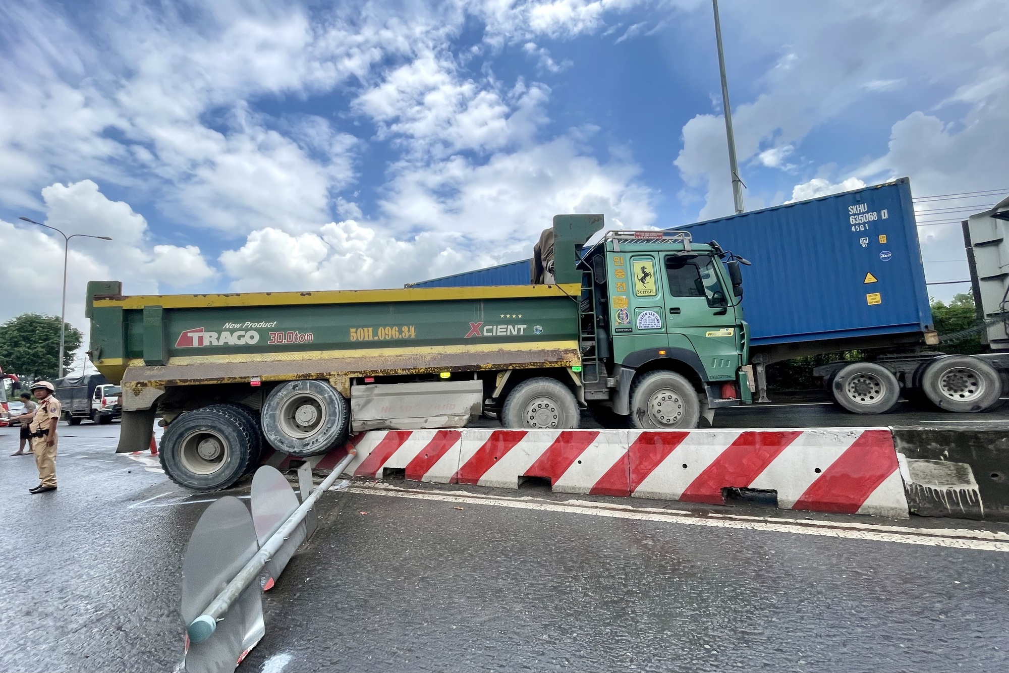 Hai tai nạn liên tiếp vừa xảy ra trên đường Đỗ Mười, người dân cần lưu ý- Ảnh 1.