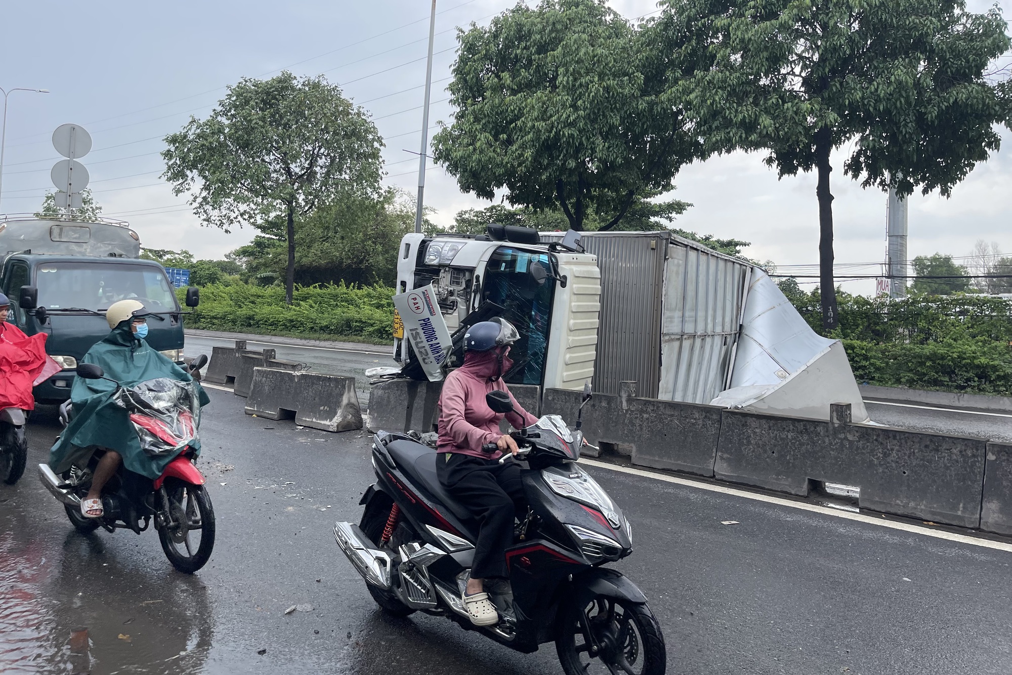 Hai tai nạn liên tiếp vừa xảy ra trên đường Đỗ Mười, người dân cần lưu ý- Ảnh 3.