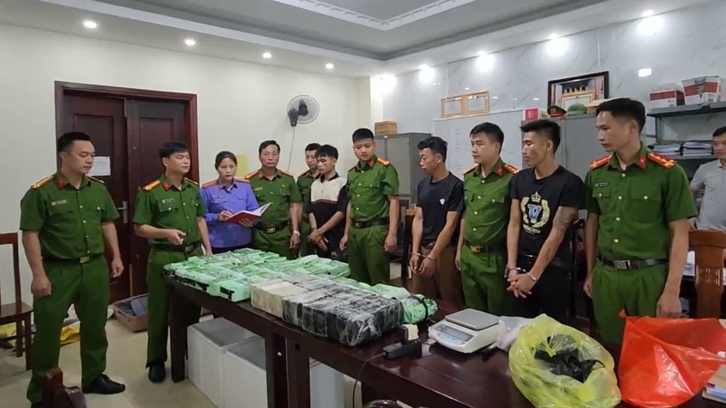 Bắt giữ xe &ocirc; t&ocirc; chở 60 b&aacute;nh heroin v&agrave; 37 kg ma t&uacute;y đ&aacute; - Ảnh 1.