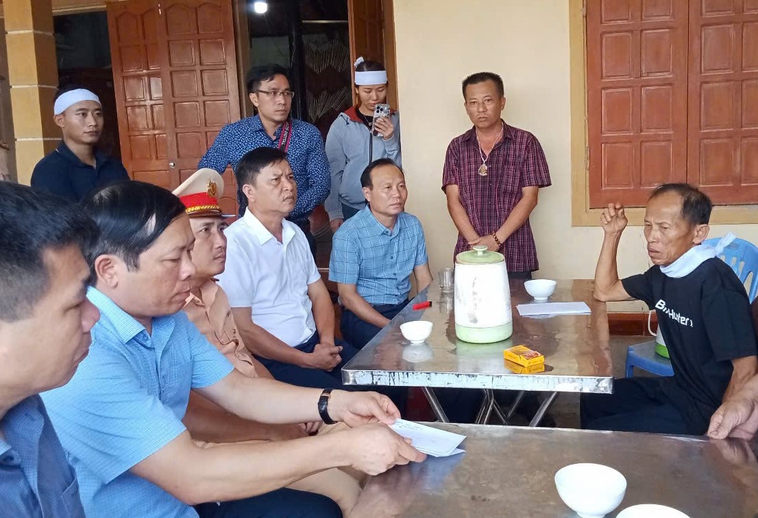 Xe ô tông 2 xe máy rồi lao xuống sông: 4 người gặp nạn trong một gia đình - Ảnh 1.