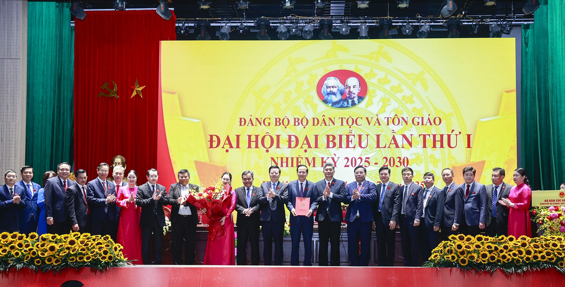 Đ&agrave;o Ngọc Dung được chỉ định l&agrave;m B&iacute; thư đảng ủy Bộ D&acirc;n tộc v&agrave; T&ocirc;n gi&aacute;o nhiệm kỳ 2025 - 2030 - Ảnh 1.