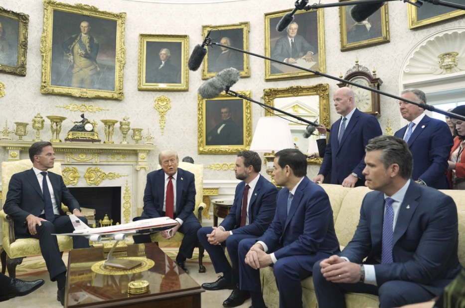 &Ocirc;ng Donald Trump c&acirc;n nhắc &aacute;p thuế Nga 100% - Ảnh 1.