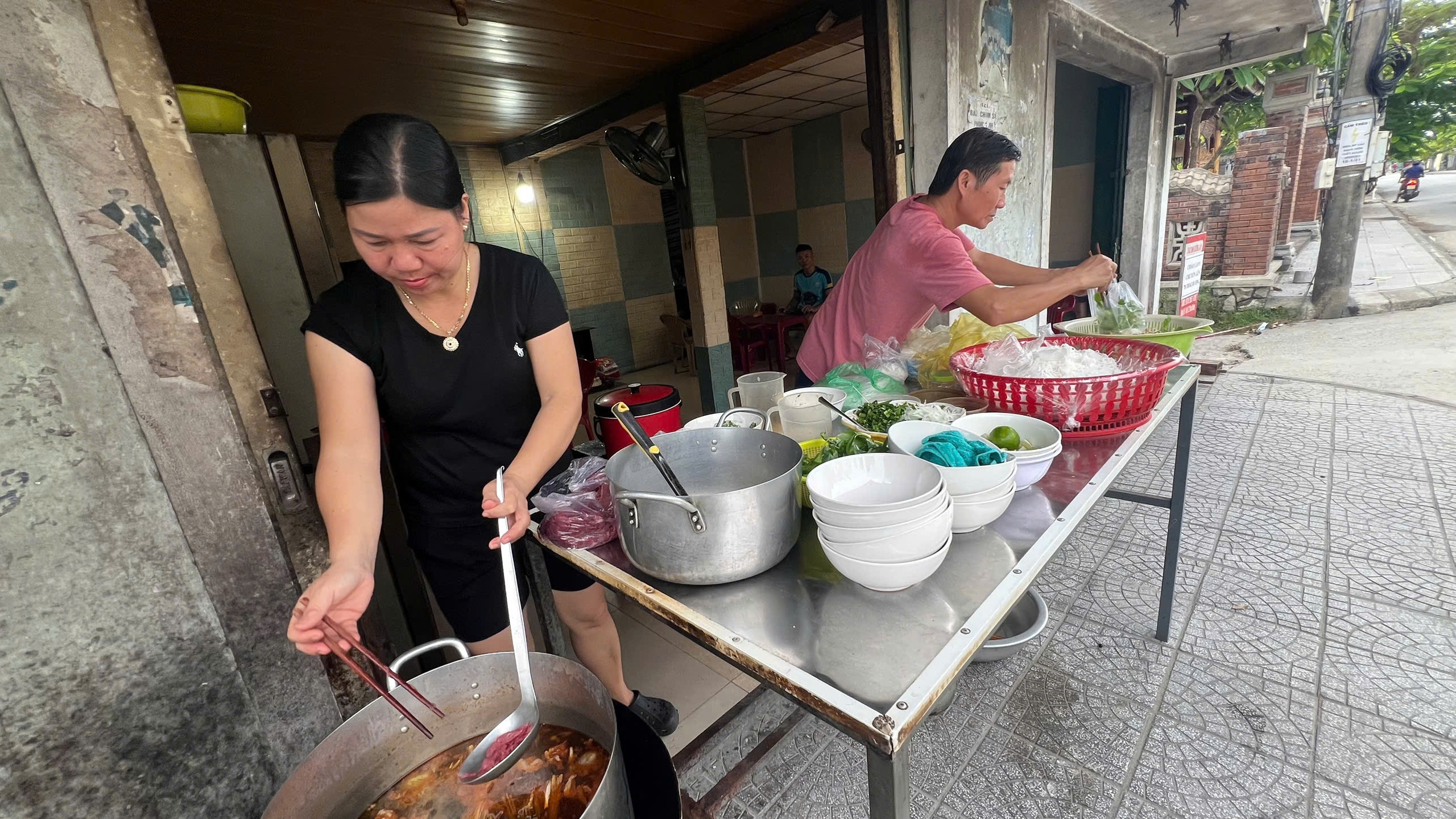 Nhiều người nhiễm liên cầu khuẩn lợn, quán bún ở Huế chuyển bán bún bò - Ảnh 4.