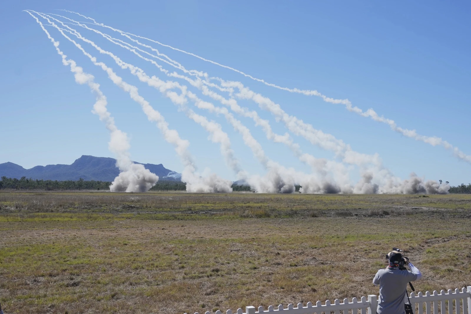 &Uacute;c tập trận lớn chưa từng c&oacute;, lần đầu khai hoả HIMARS - Ảnh 1.
