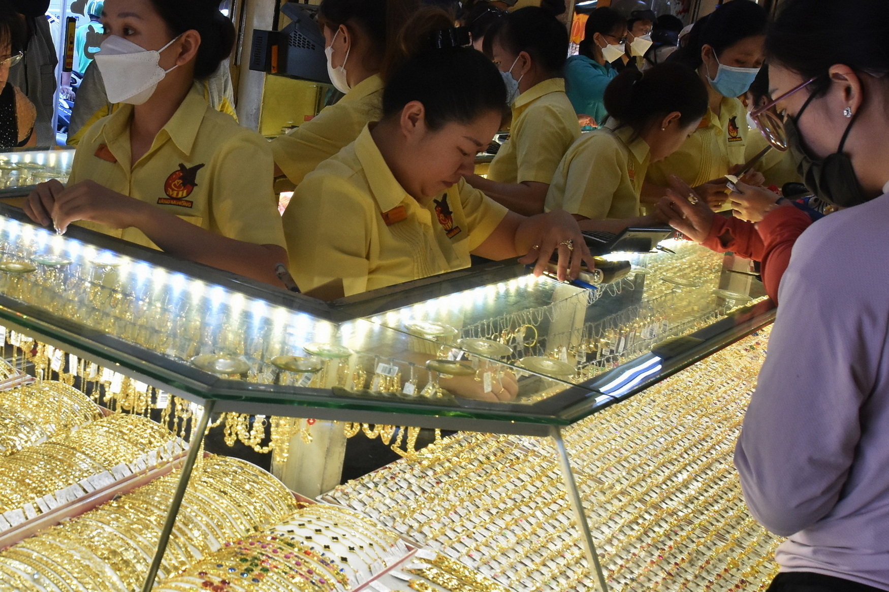 Giá vàng hôm nay 15 - 7 giảm mạnh , đồng USD tăng giá gây áp lực lên thị trường - Ảnh 1.