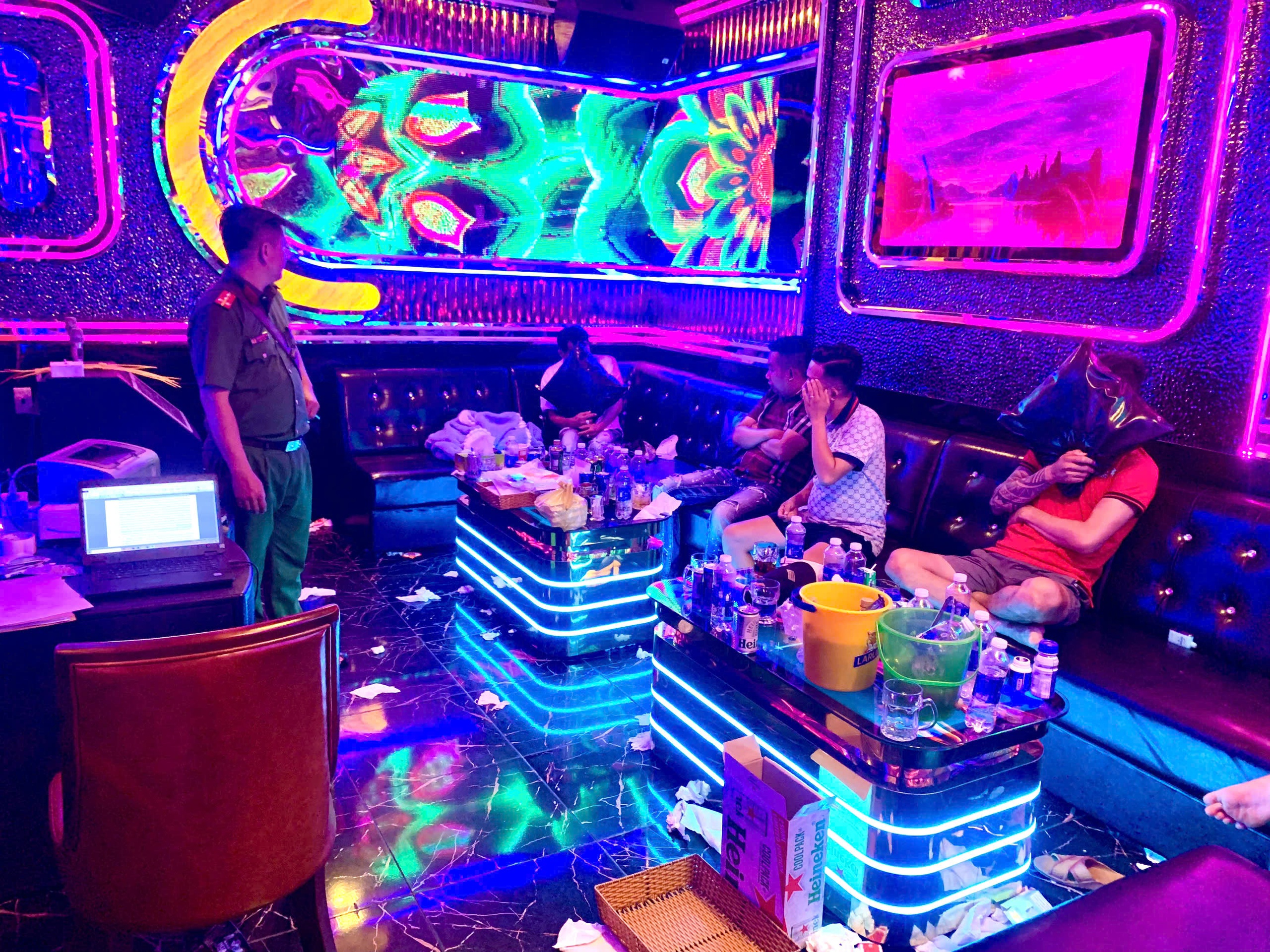 Bắt quả tang 6 đối tượng trong ph&ograve;ng h&aacute;t karaoke &ldquo;Quận 6&rdquo; ở Vĩnh Long - Ảnh 3.