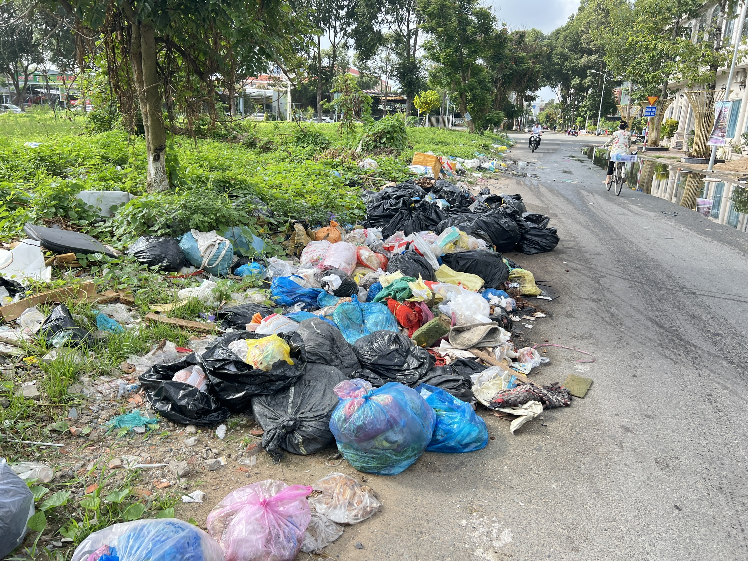 R&aacute;c thải "bủa v&acirc;y" khu d&acirc;n cư- Ảnh 1.