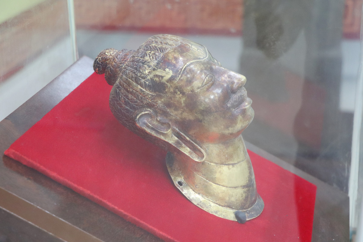 Ly kỳ bảo vật quốc gia: Đầu tượng thần Shiva và vụ mua bán đồ cổ chấn động - Ảnh 3.