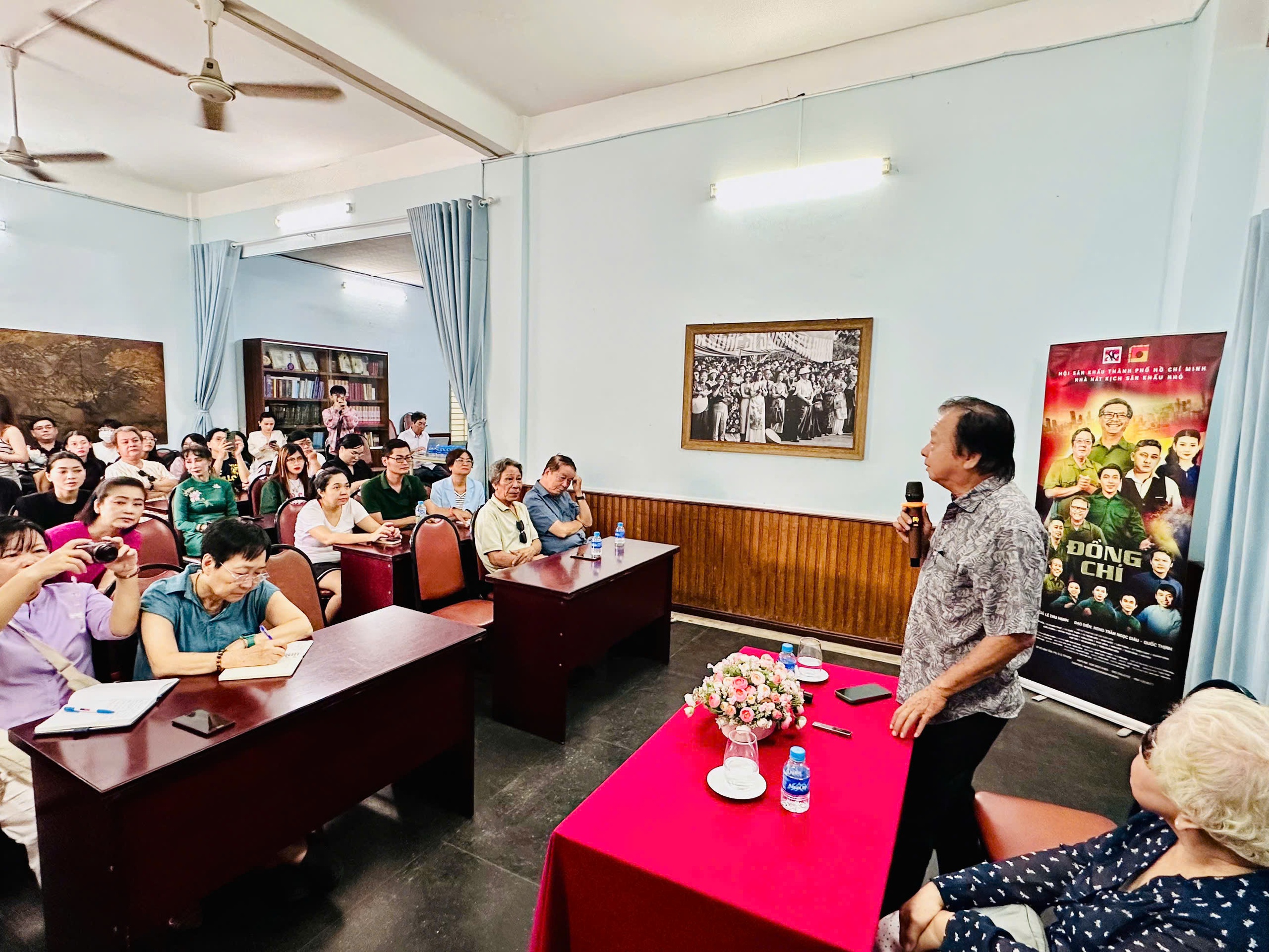 Nh&igrave;n lại s&acirc;n khấu ch&iacute;nh luận trong đời sống văn h&oacute;a - Ảnh 1.