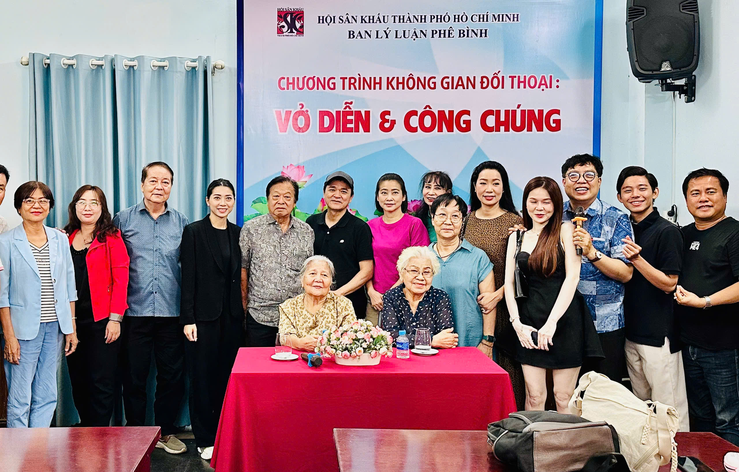 Nh&igrave;n lại s&acirc;n khấu ch&iacute;nh luận trong đời sống văn h&oacute;a - Ảnh 4.