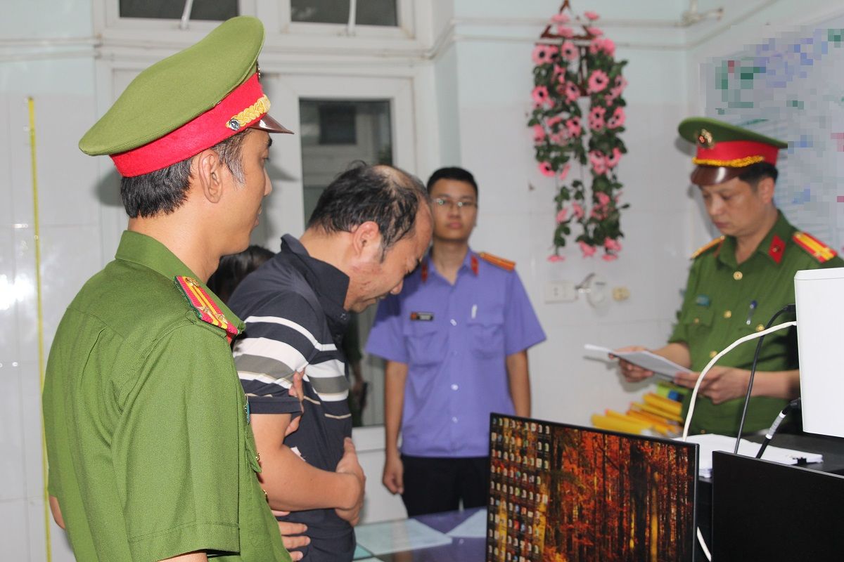 Vụ ô tô tông 2 xe máy rồi lao xuống sông khiến 7 người thương vong: Tạm giữ hình sự tài xế ô tô- Ảnh 1.