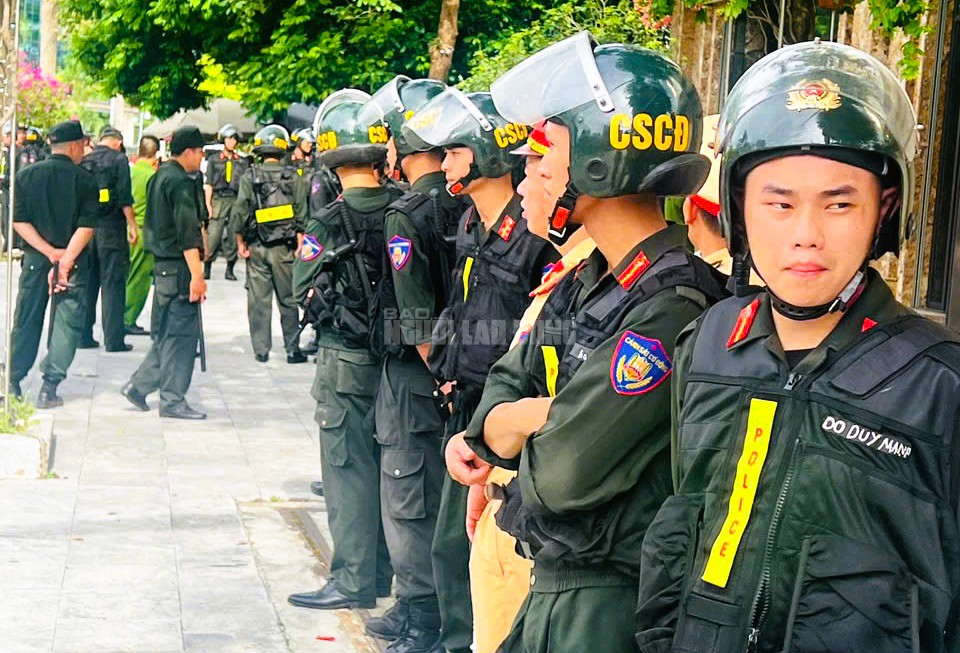 Hàng chục cảnh sát xuất hiện trước nhà em trai trùm giang hồ Đạt "ma" ở Thanh Hóa - Ảnh 1.
