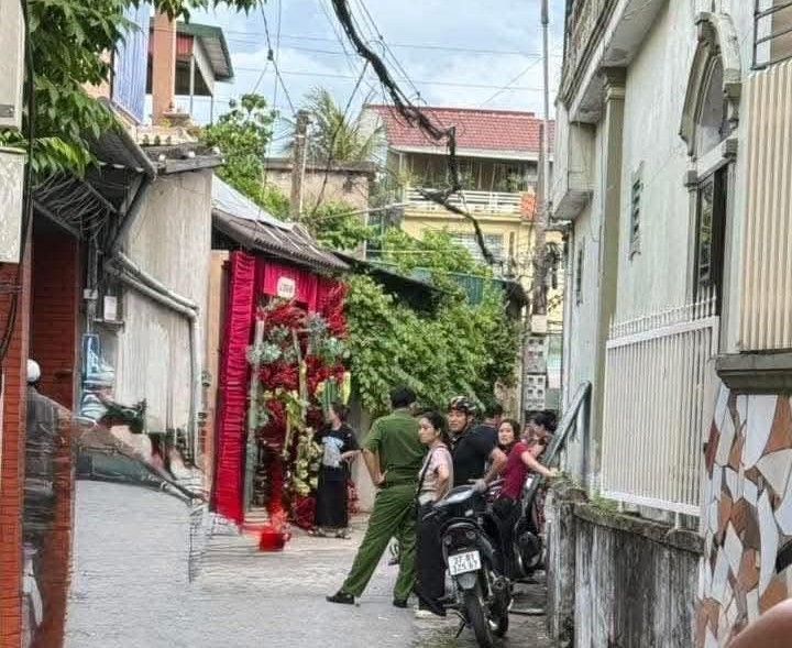 Chồng 77 tuổi ch&eacute;m vợ trọng thương rồi đ&oacute;ng cửa cố thủ trong nh&agrave; - Ảnh 1.